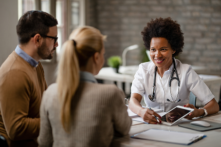 Família conversando com médica