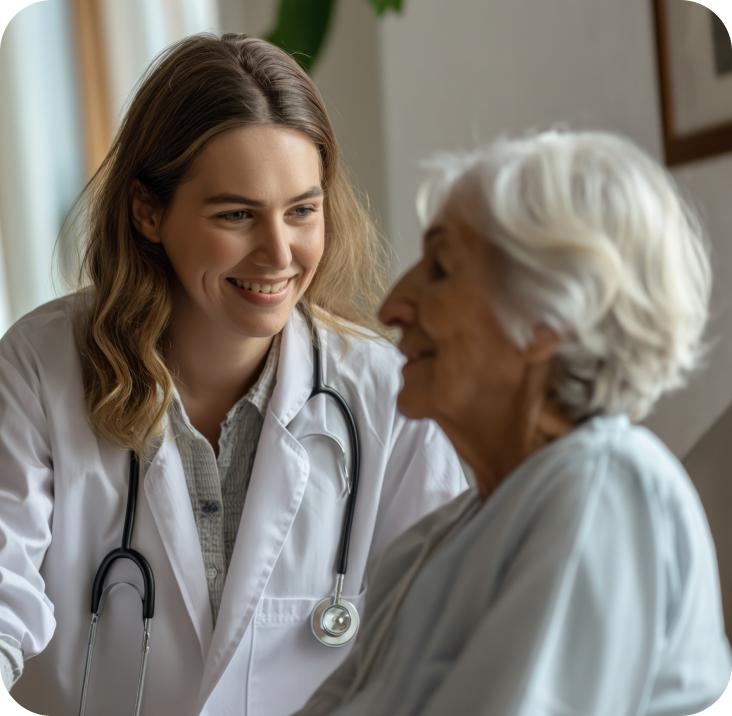 Médica atendendo paciente idosa